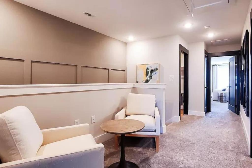 Loop, New Luxurious Large 3br House, Sleeps 9 With Free Parking *