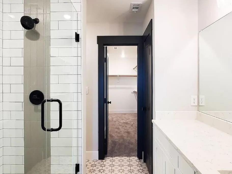 Loop, New Luxurious Large 3br House, Sleeps 9 With Free Parking Princeton