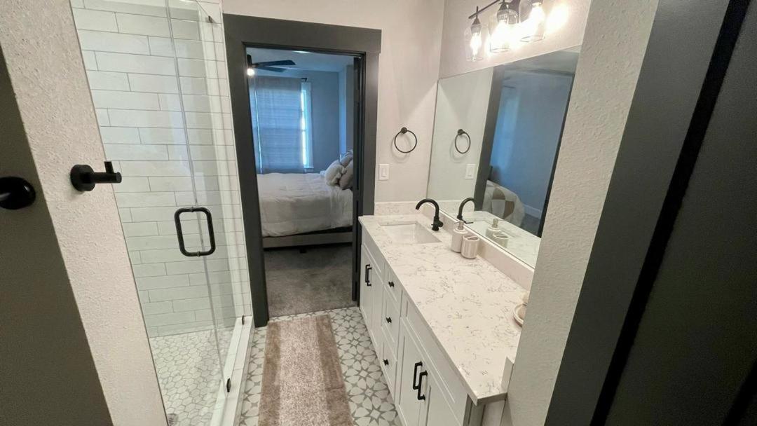 Loop, New Luxurious Large 3br House, Sleeps 9 With Free Parking Apartment