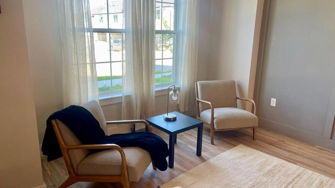 Loop, New Luxurious Large 3br House, Sleeps 9 With Free Parking * Princeton