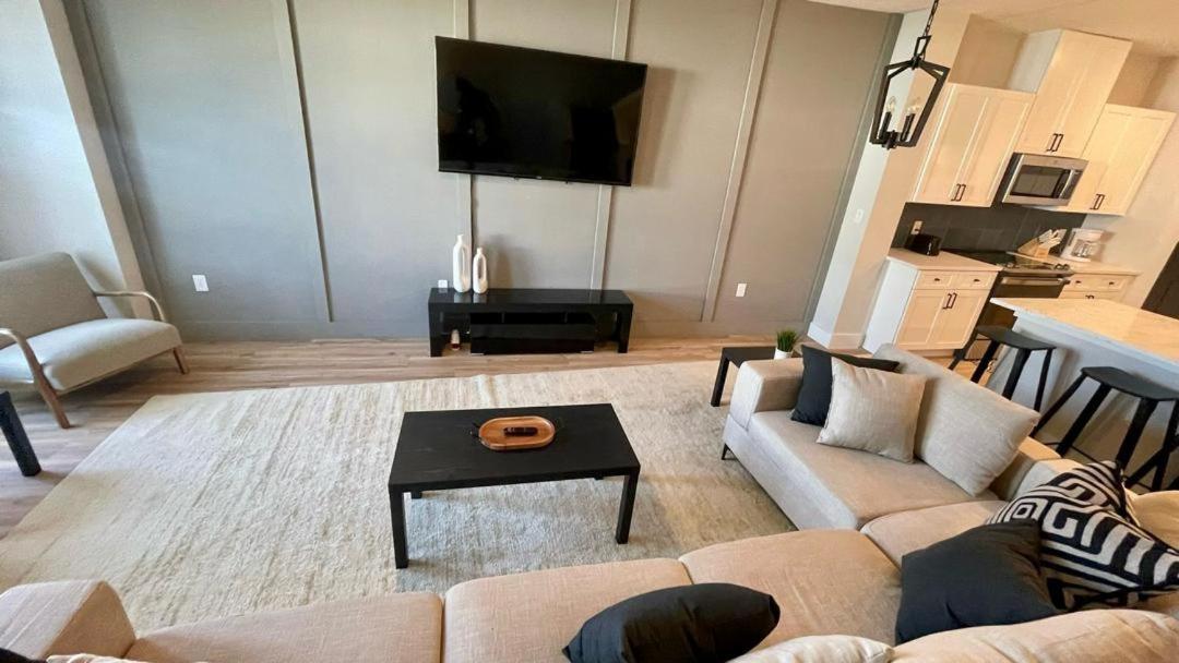 Loop, New Luxurious Large 3br House, Sleeps 9 With Free Parking Apartment *