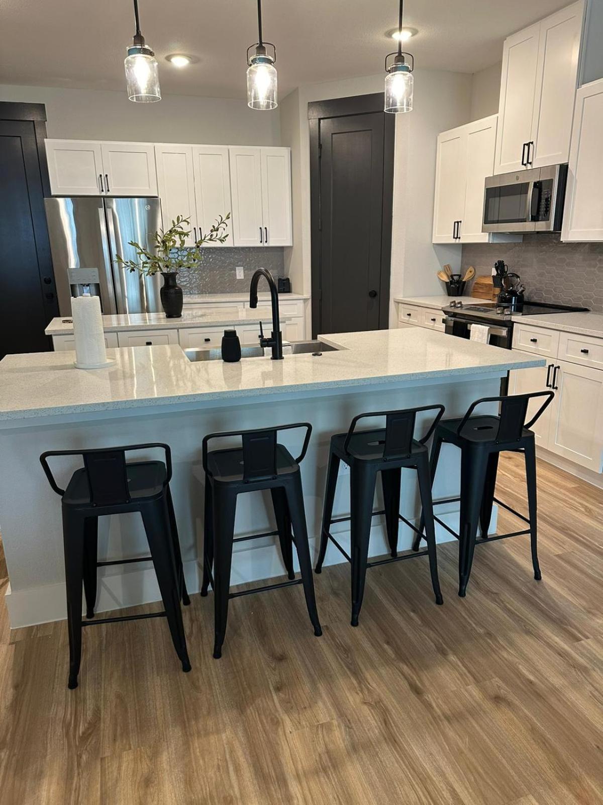 Loop, New Luxurious Large 3br House, Sleeps 9 With Free Parking Apartment *