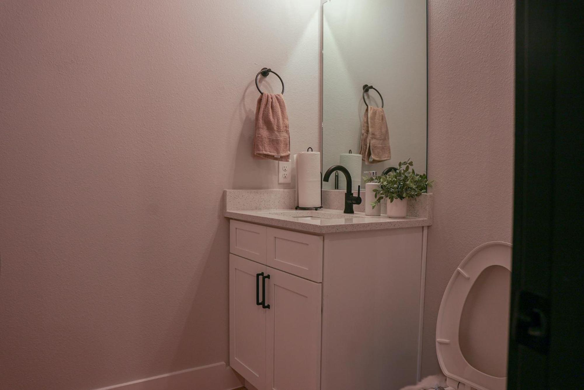 Loop, New Luxurious Large 3br House, Sleeps 9 With Free Parking