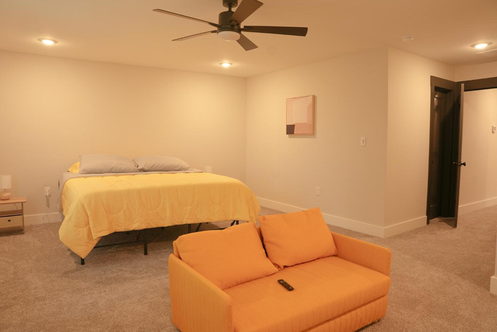 Loop, New Luxurious Large 3br House, Sleeps 9 With Free Parking *