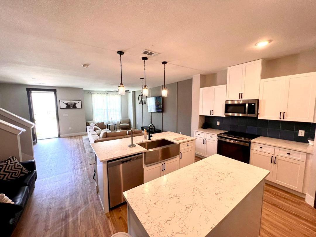 Apartment Loop, New Luxurious Large 3br House, Sleeps 9 With Free Parking