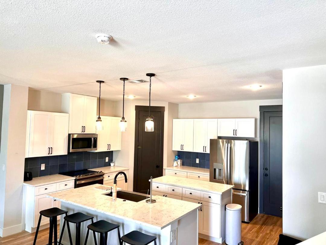 Loop, New Luxurious Large 3br House, Sleeps 9 With Free Parking