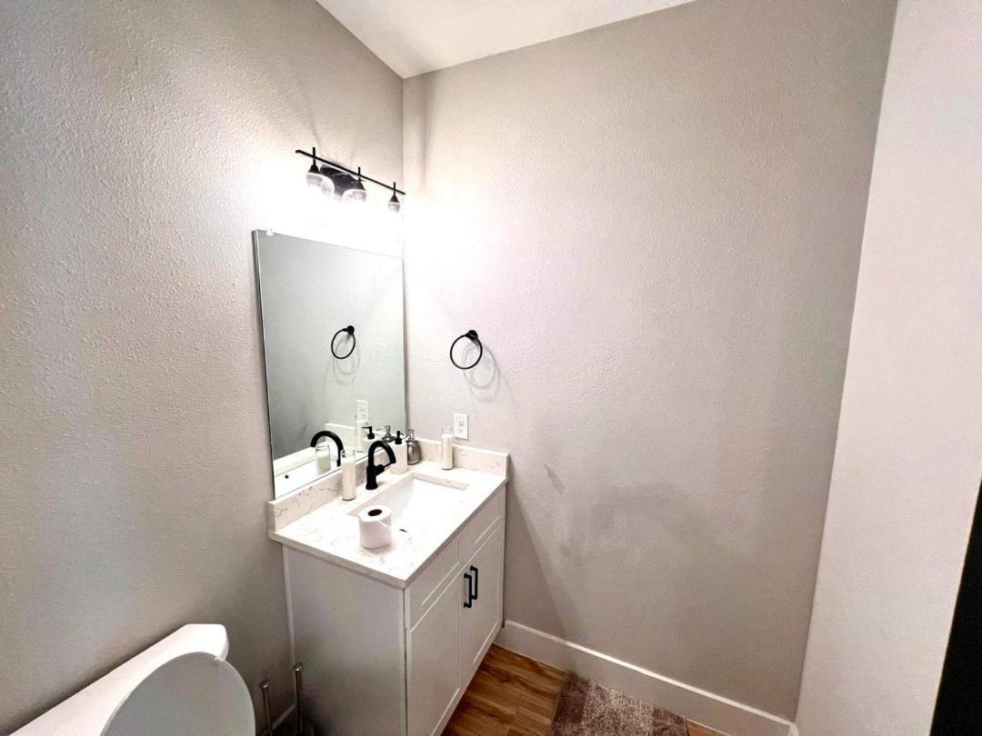 Apartment Loop, New Luxurious Large 3br House, Sleeps 9 With Free Parking Princeton