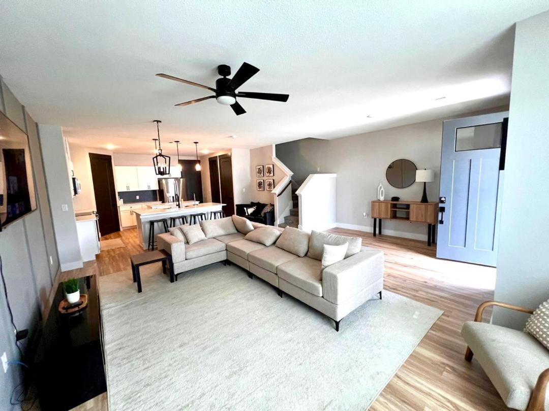 Loop, New Luxurious Large 3br House, Sleeps 9 With Free Parking