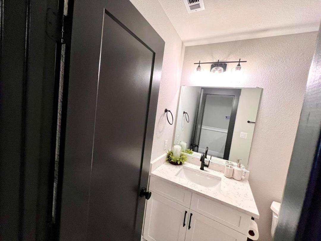 Apartment Loop, New Luxurious Large 3br House, Sleeps 9 With Free Parking *
