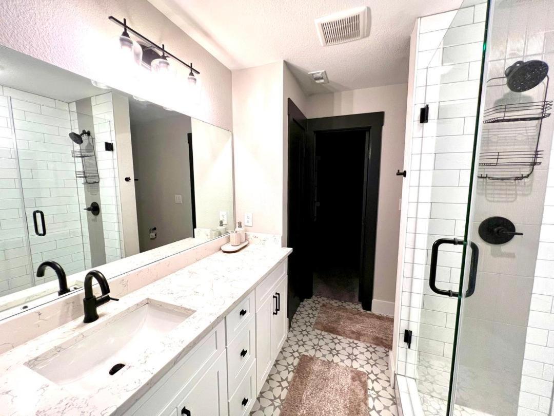 Apartment Loop, New Luxurious Large 3br House, Sleeps 9 With Free Parking *