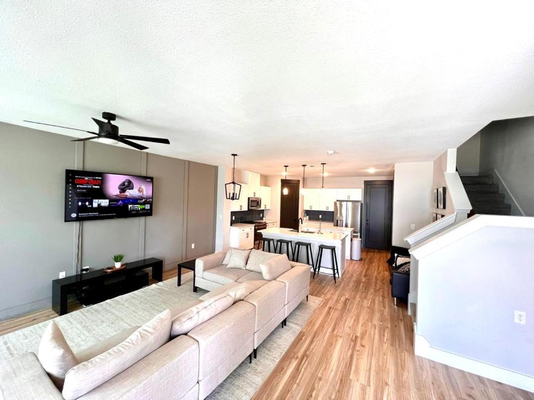 Loop, New Luxurious Large 3br House, Sleeps 9 With Free Parking Apartment Princeton