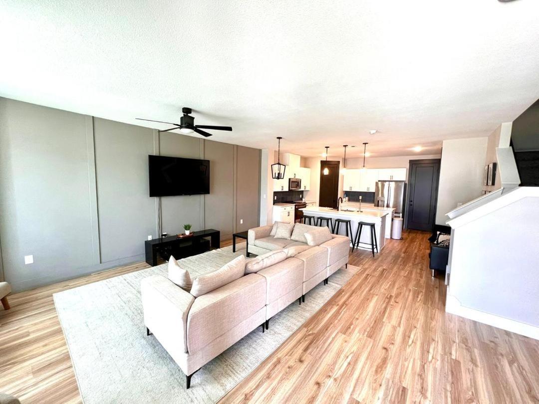 Loop, New Luxurious Large 3br House, Sleeps 9 With Free Parking Apartment
