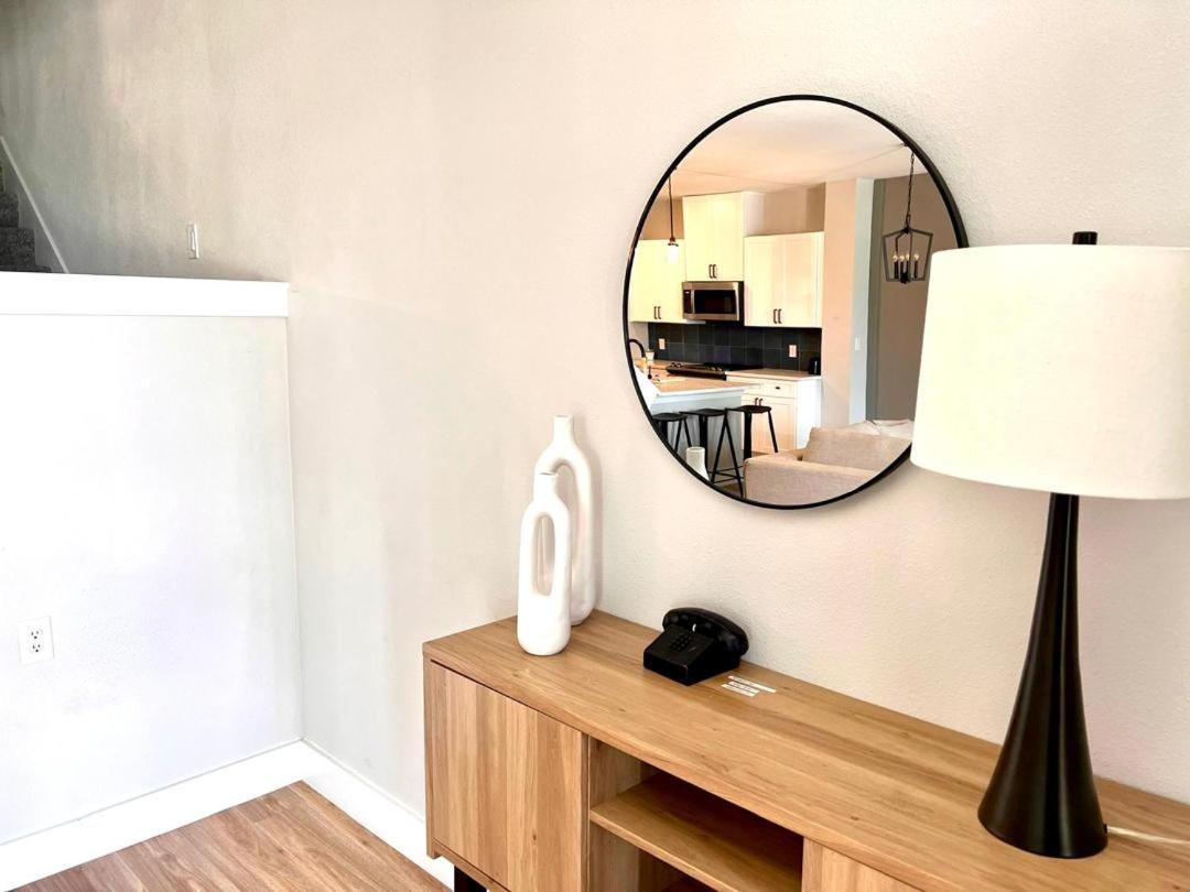 Loop, New Luxurious Large 3br House, Sleeps 9 With Free Parking Apartment *