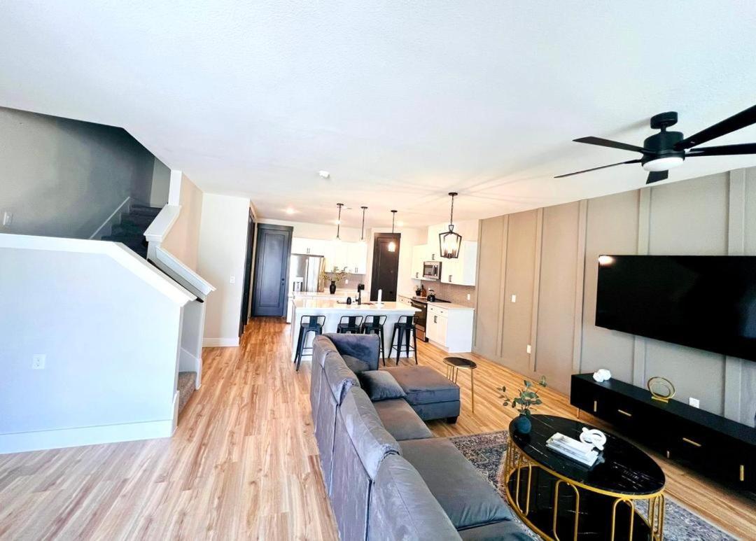Loop, New Luxurious Large 3br House, Sleeps 9 With Free Parking Apartment