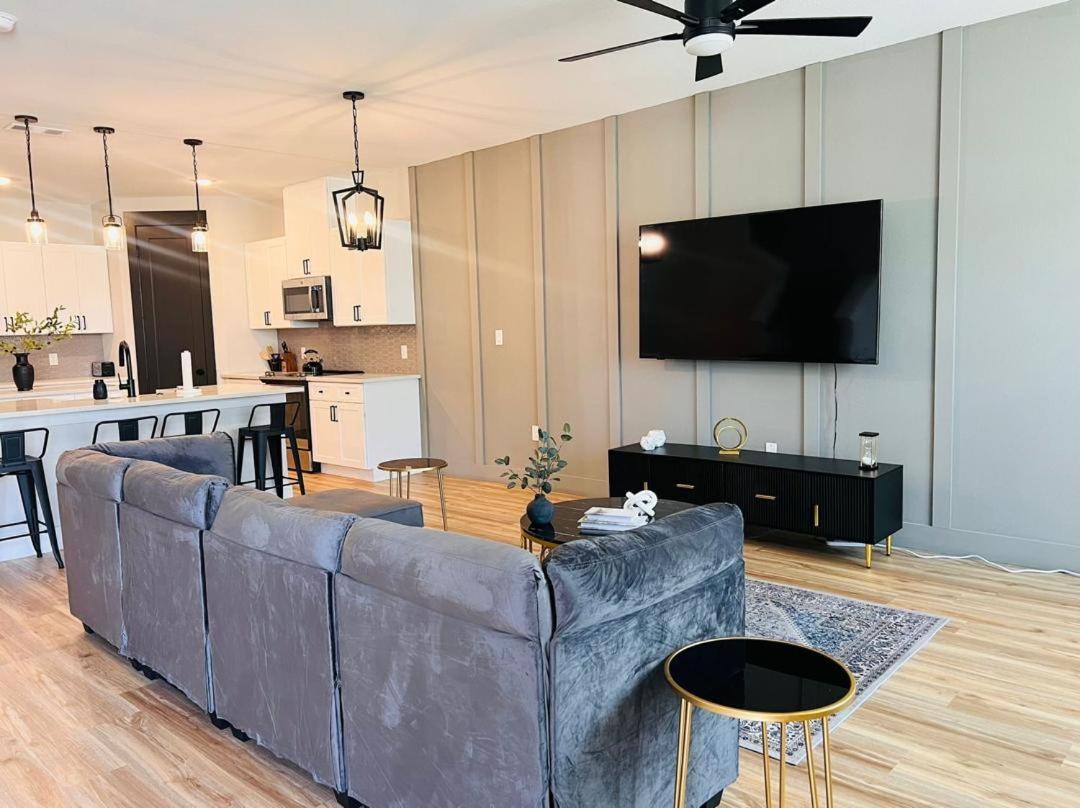Loop, New Luxurious Large 3br House, Sleeps 9 With Free Parking