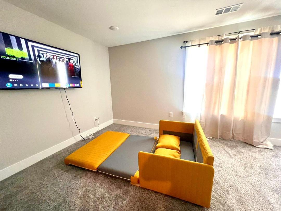 Loop, New Luxurious Large 3br House, Sleeps 9 With Free Parking Apartment