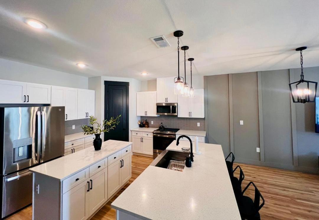 Apartment Loop, New Luxurious Large 3br House, Sleeps 9 With Free Parking *