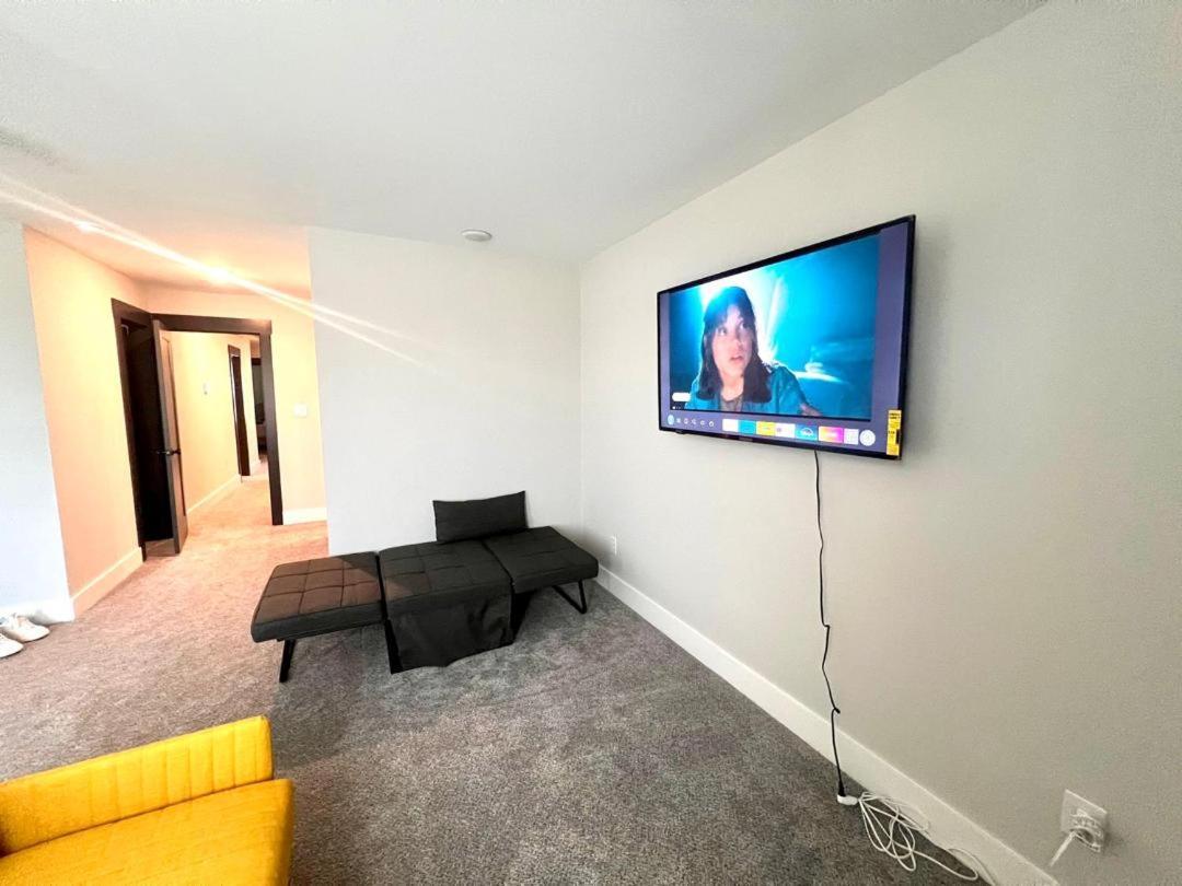 Loop, New Luxurious Large 3br House, Sleeps 9 With Free Parking