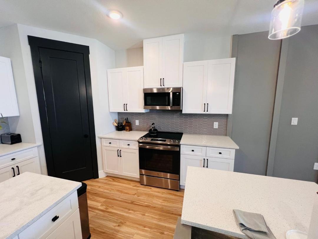 Apartment Loop, New Luxurious Large 3br House, Sleeps 9 With Free Parking *